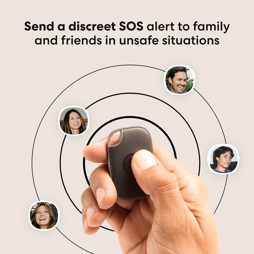 Comparación de tamaño del Tile Pro de Life360 junto a una moneda para escala