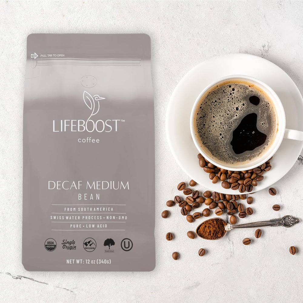 Lifeboost taza servida en cocina real mostrando estilo de vida