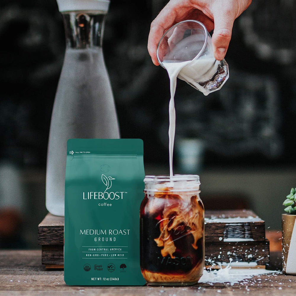 LIFEBOOST taza servida al amanecer con aroma pleno y confort digestivo