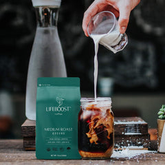 LIFEBOOST taza servida al amanecer con aroma pleno y confort digestivo