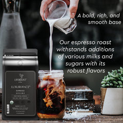 LIFEBOOST taza de espresso con crema espesa mostrando sabor intenso y cuerpo