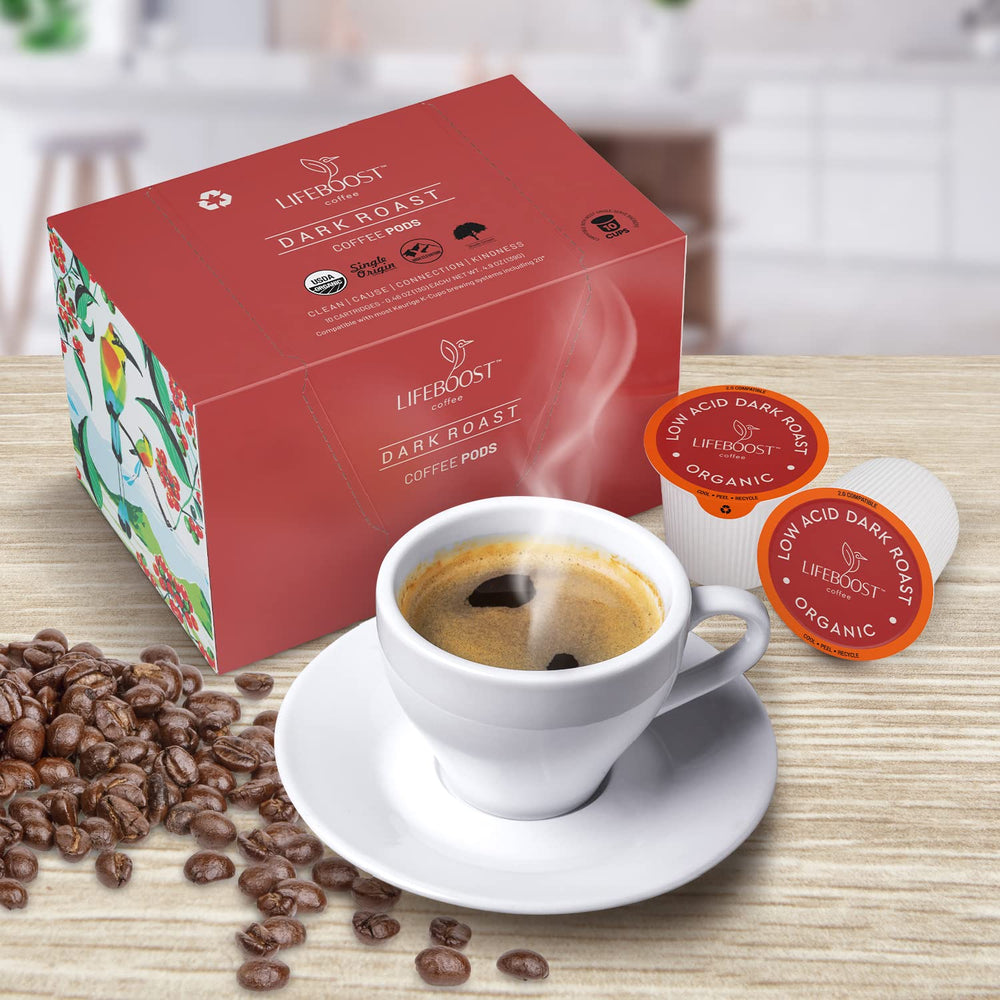 LIFEBOOST cápsula insertada en Keurig preparando una taza rápida