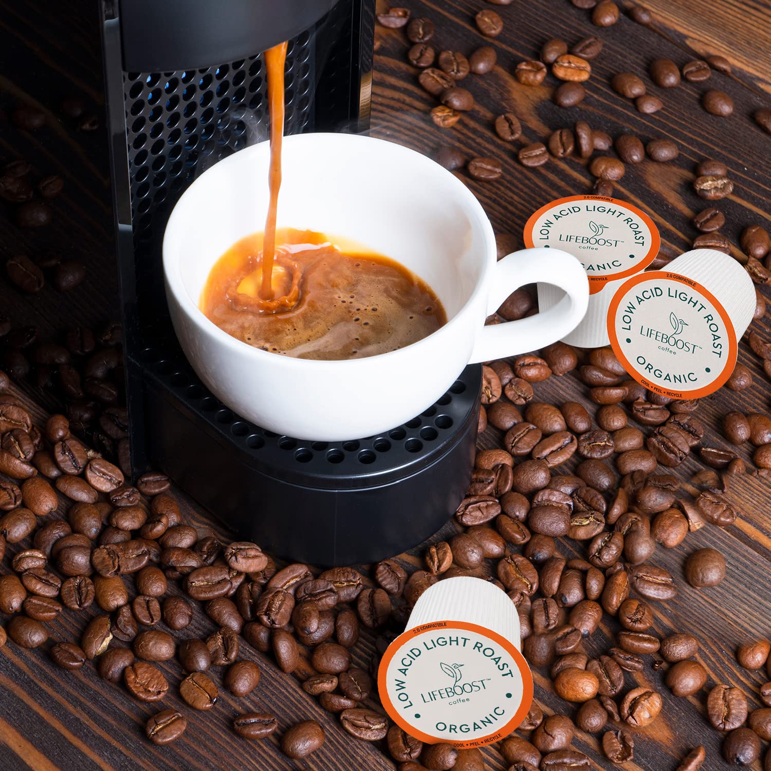 LIFEBOOST cápsula insertada en máquina Keurig demostrando compatibilidad