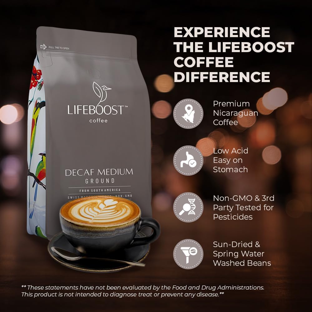 Lifeboost vista del envase 12 oz junto a una mano para comparar tamaño