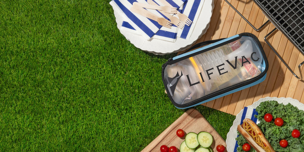 LifeVac comparación de escala en la mano para visualizar tamaño y portabilidad