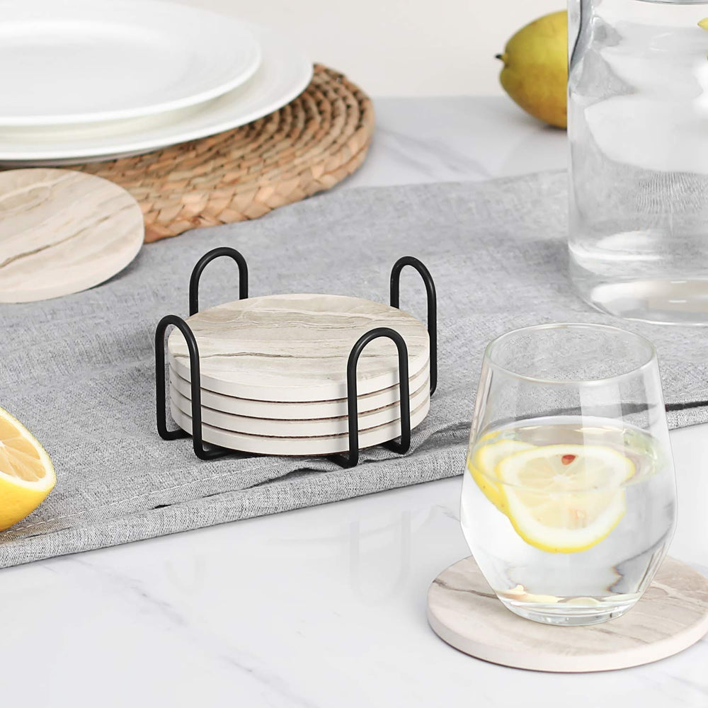 LIFVER set de posavasos sobre mesa de madera evitando anillos de agua