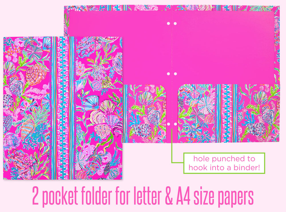 Lilly Pulitzer carpeta en uso sobre escritorio mostrando organización inmediata