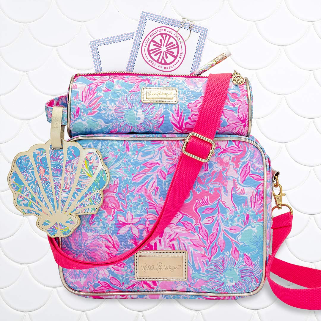 Lilly Pulitzer estuche en bolsa de viaje mostrando uso práctico en desplazamiento
