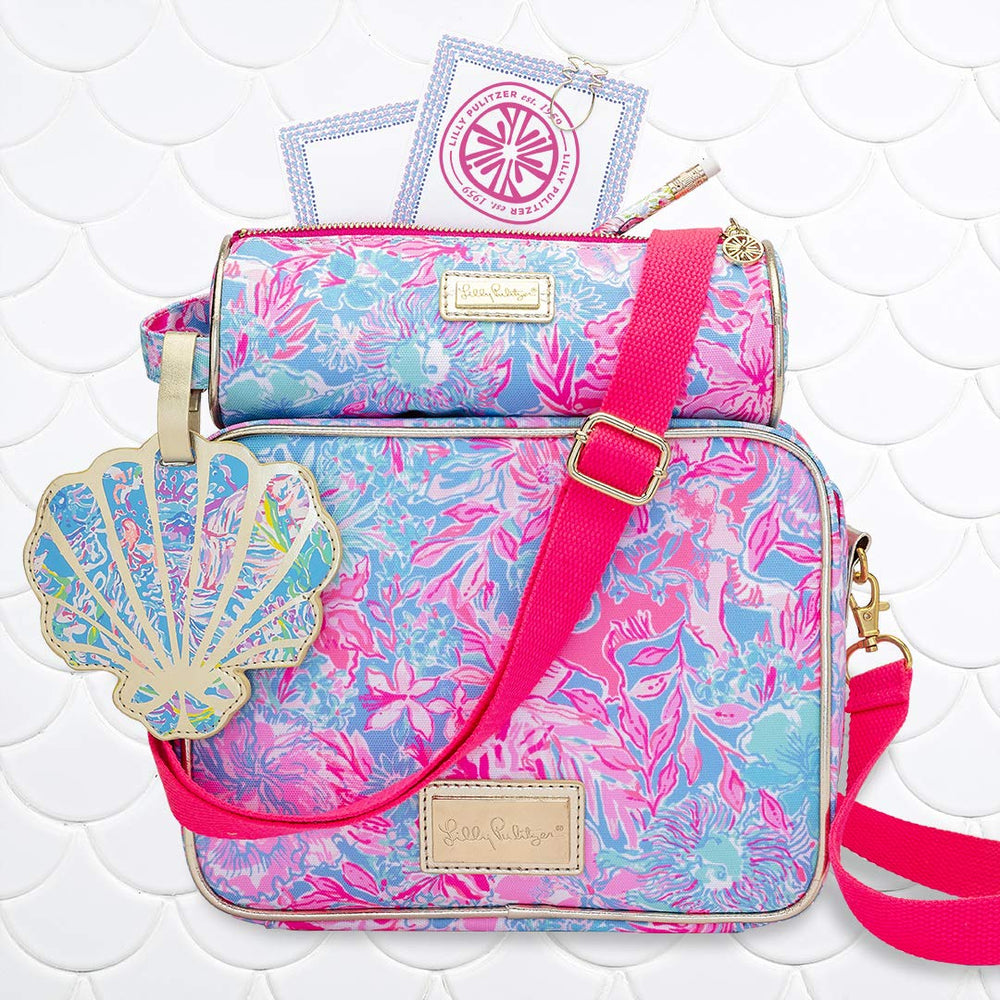 Lilly Pulitzer estuche en bolsa de viaje mostrando uso práctico en desplazamiento