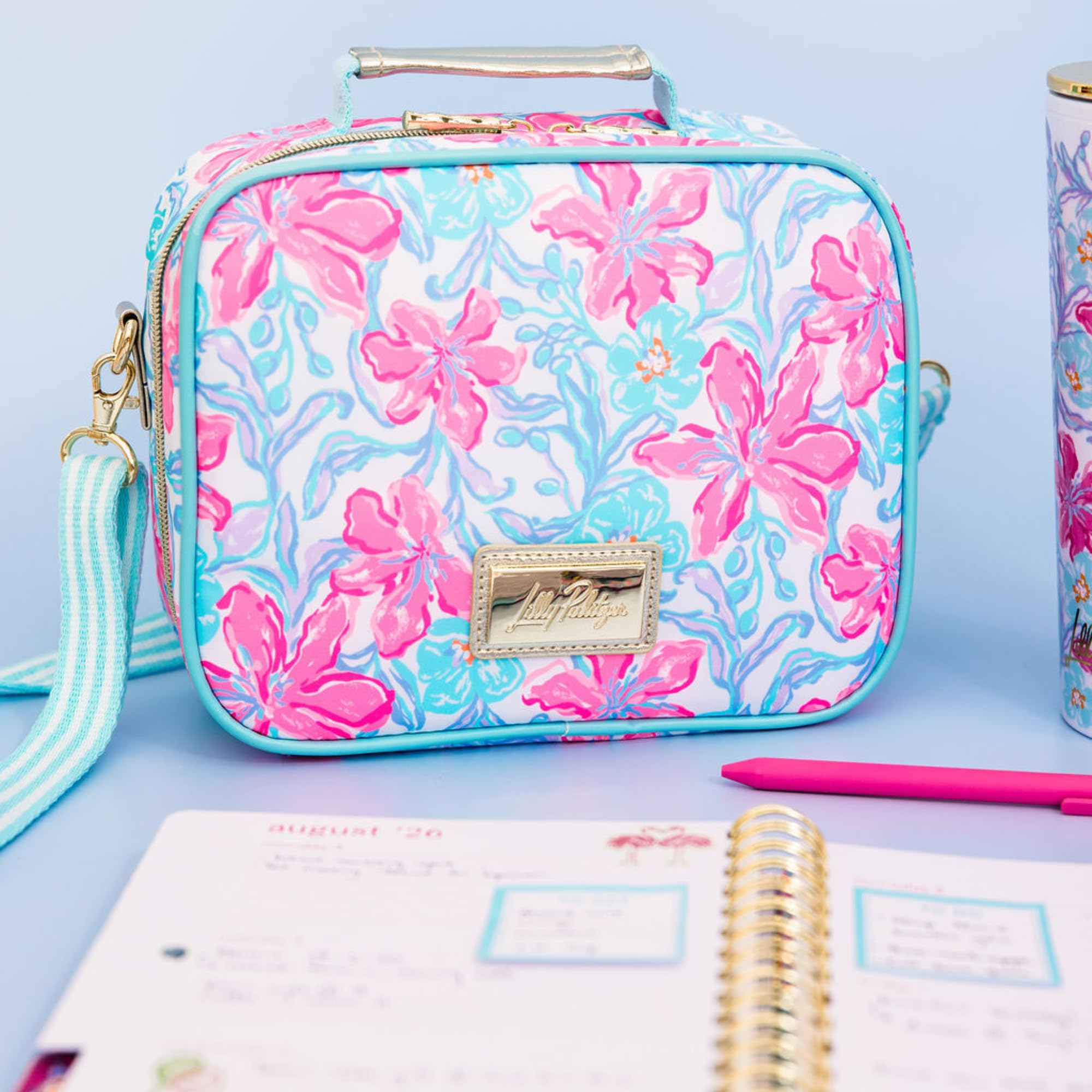 Lilly Pulitzer primer plano del tirador bambú dorado y placa de logo elegante