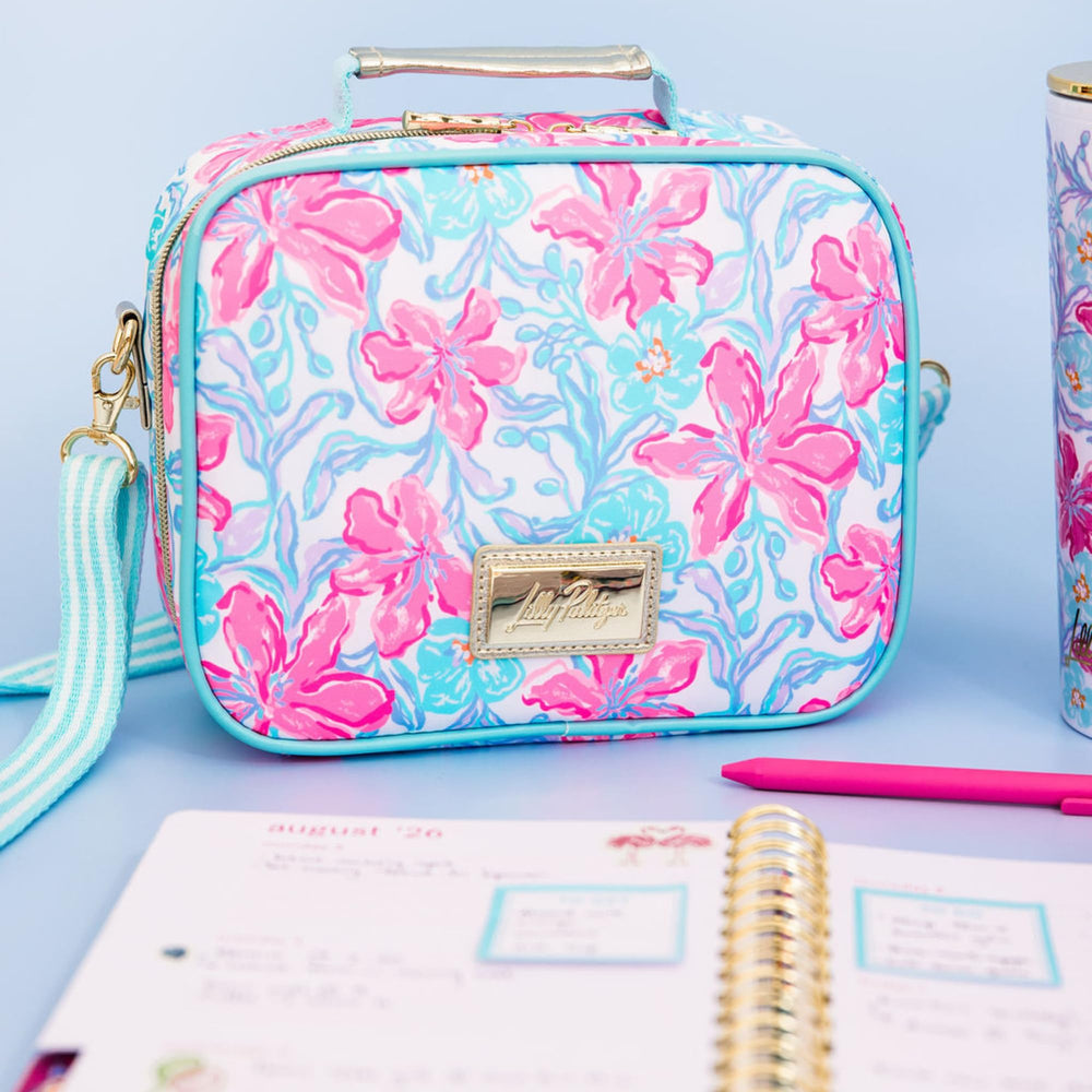 Lilly Pulitzer primer plano del tirador bambú dorado y placa de logo elegante