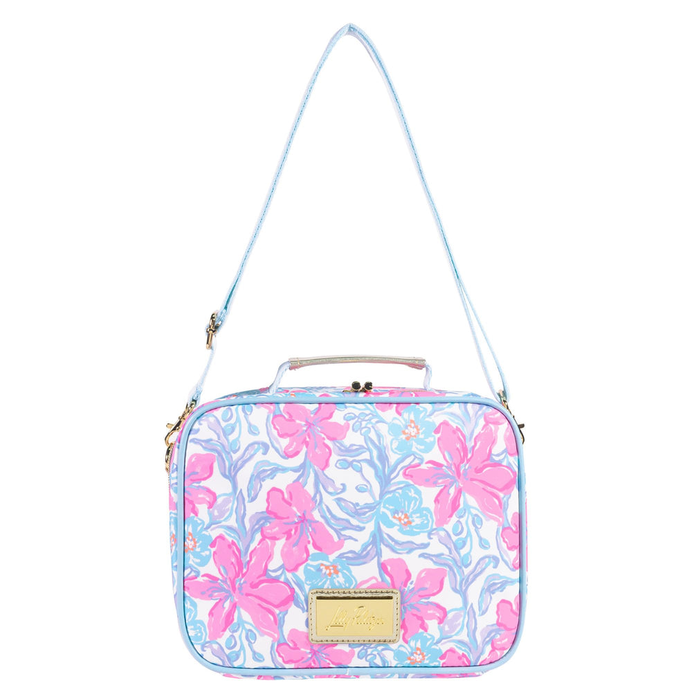 Lilly Pulitzer lunch box en uso al hombro, transporte cómodo y manos libres