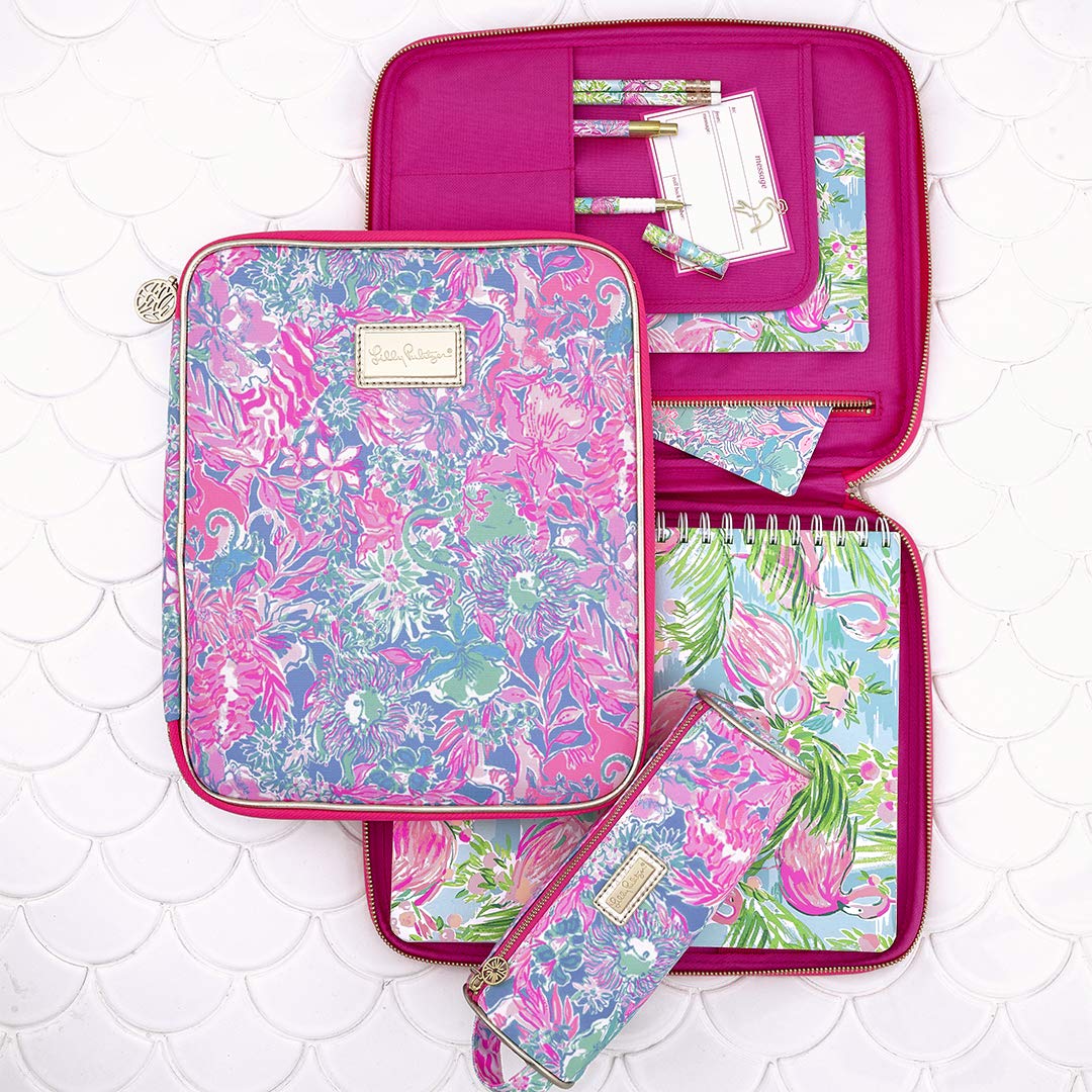 Lilly Pulitzer estuche junto a un móvil para mostrar tamaño y practicidad