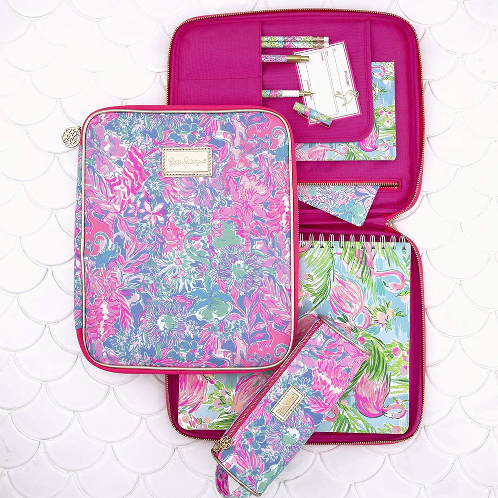 Lilly Pulitzer estuche junto a un móvil para mostrar tamaño y practicidad