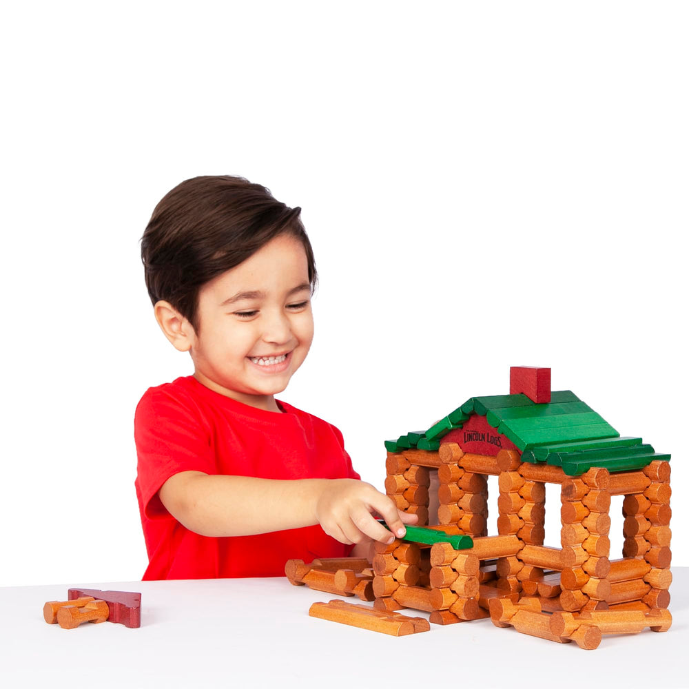 Lincoln Logs comparación de tamaño junto a una mano para mostrar escala y facilidad de manejo