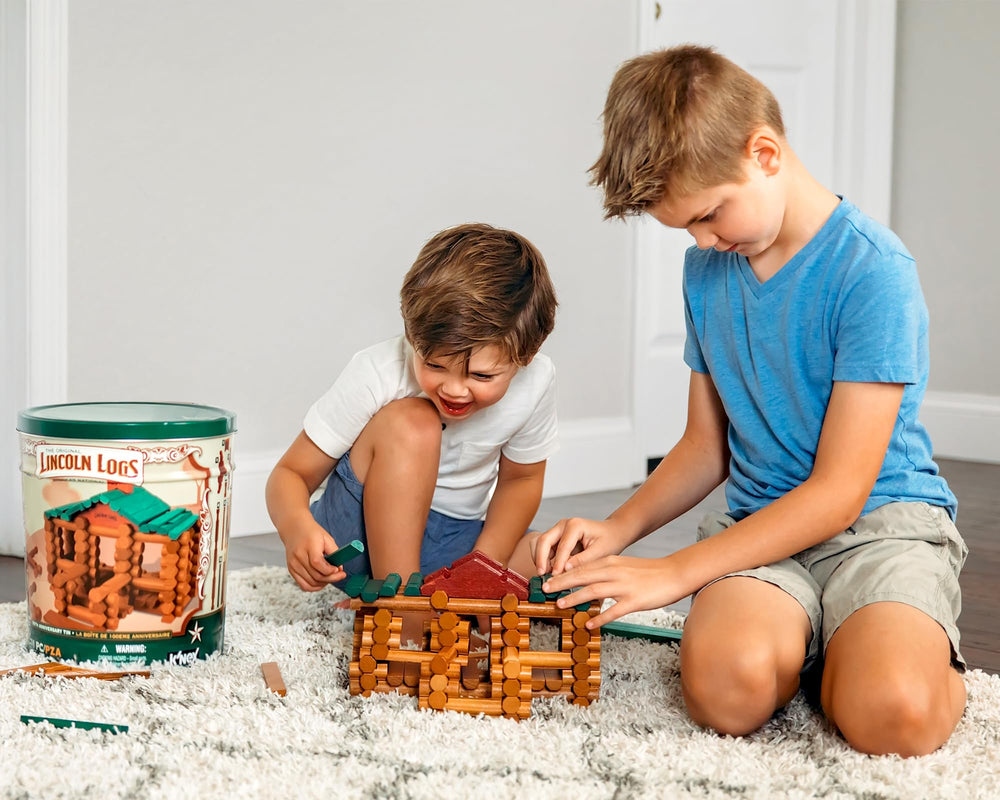 Lincoln Logs niños construyendo una cabaña fomentando creatividad y habilidades STEAM