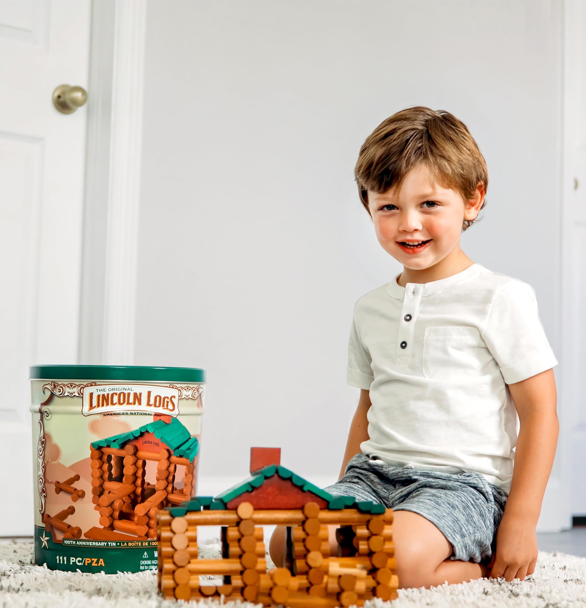 Lincoln Logs primer plano de madera de arce teñida mostrando calidad y acabado duradero