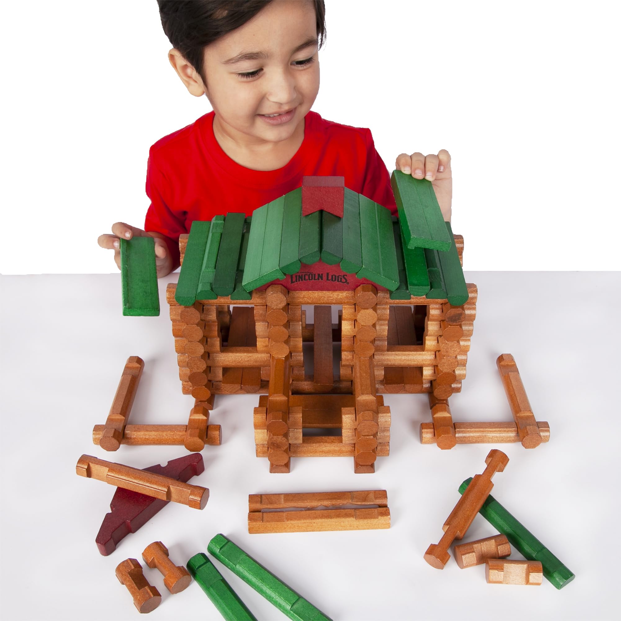 Lincoln Logs piezas dispuestas mostrando variedad de techos, muros y accesorios para construir