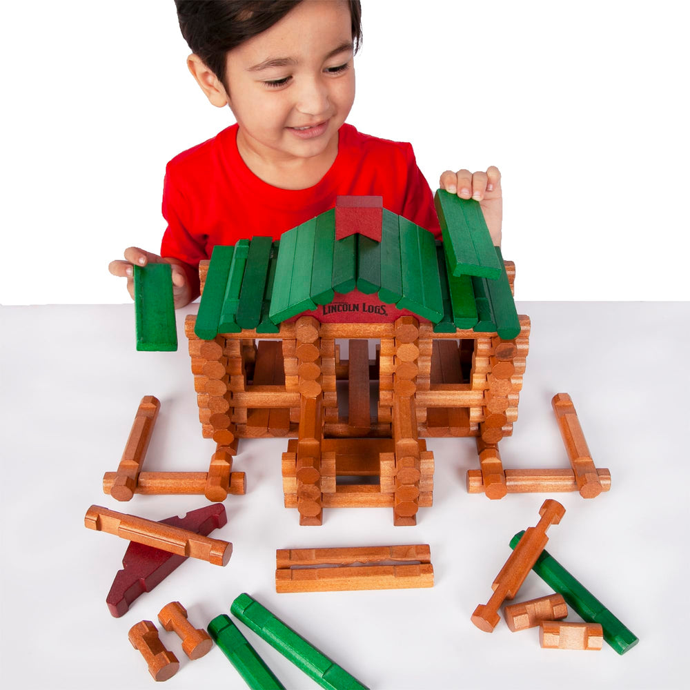 Lincoln Logs piezas dispuestas mostrando variedad de techos, muros y accesorios para construir