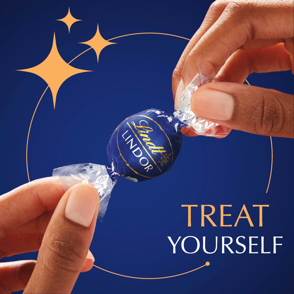 Lindt trufa en mano mostrando tamaño correcto para porciones