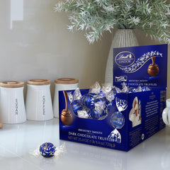 Lindt primer plano de trufa oscuro con envoltorio y apetito visible