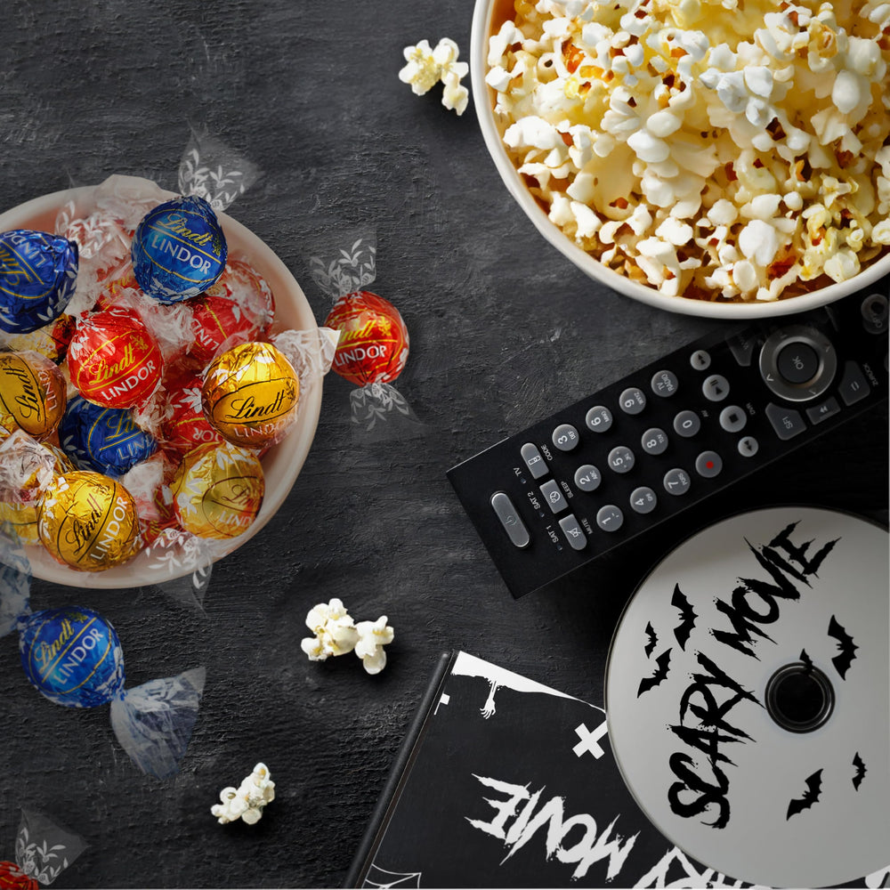 Lindt LINDOR trufas dispersas que evidencian variedad de colores y sabores