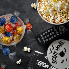 Lindt LINDOR trufas dispersas que evidencian variedad de colores y sabores