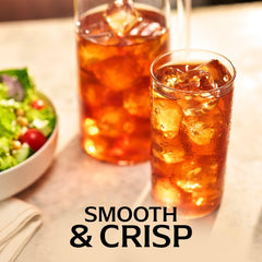 Té Lipton vertiéndose caliente sobre vaso con hielo, servicio rápido y refrescante