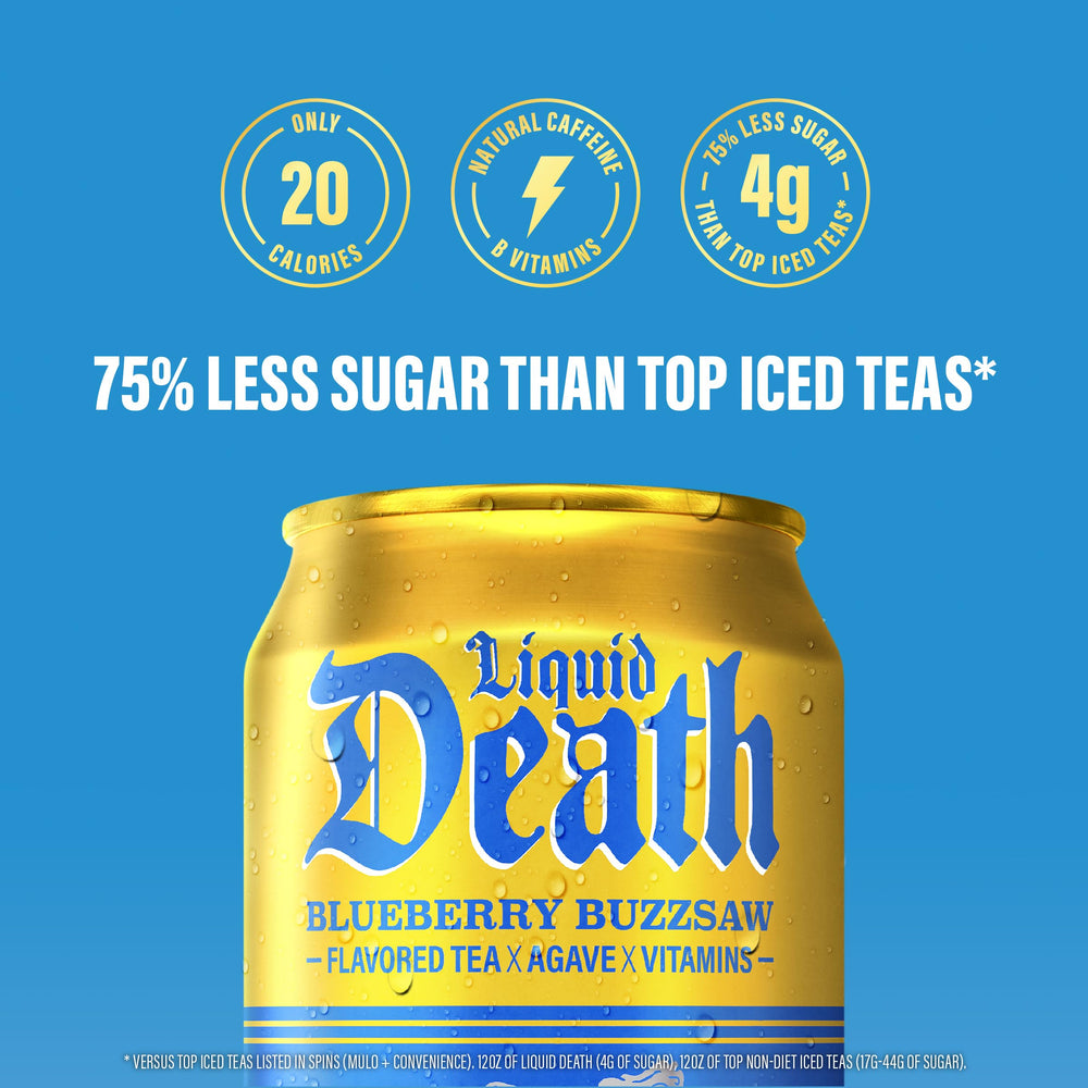 Liquid Death lata en mano para comparar tamaño y conveniencia del envase