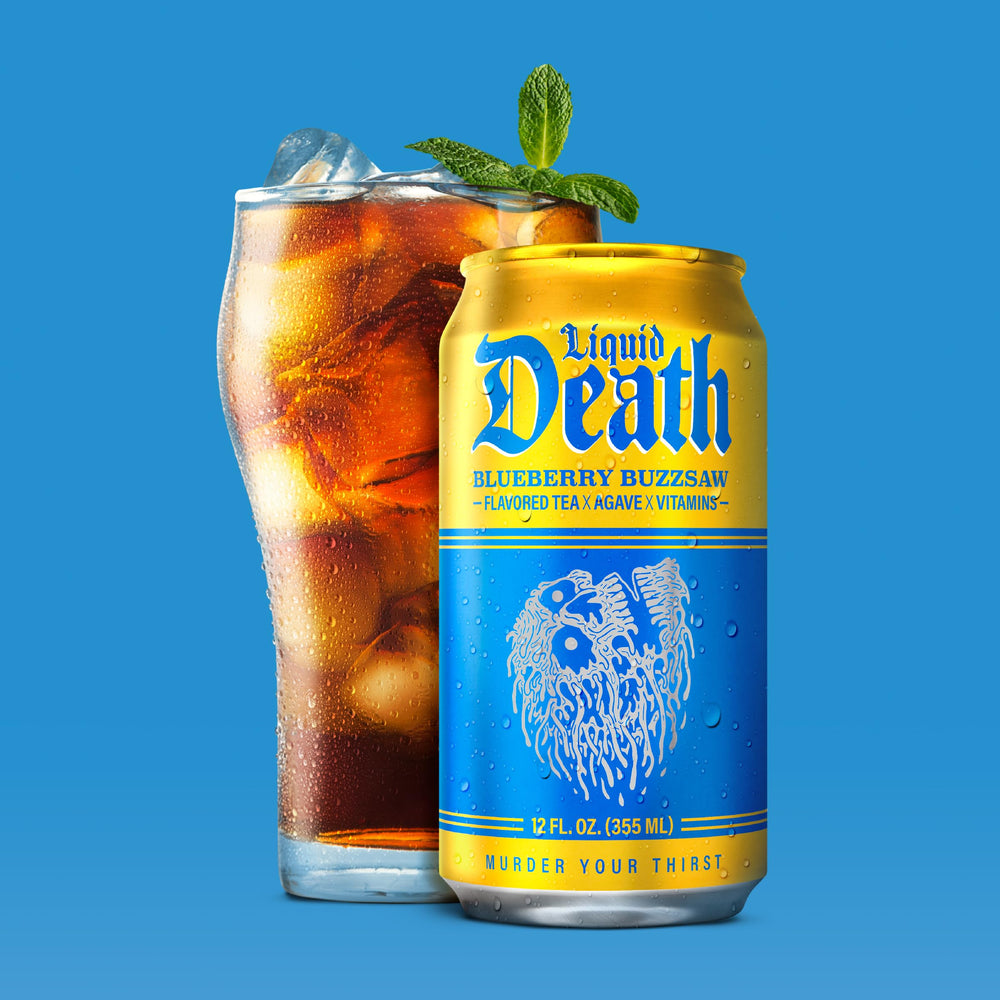 Liquid Death lata abierta con condensación demostrando frescura inmediata