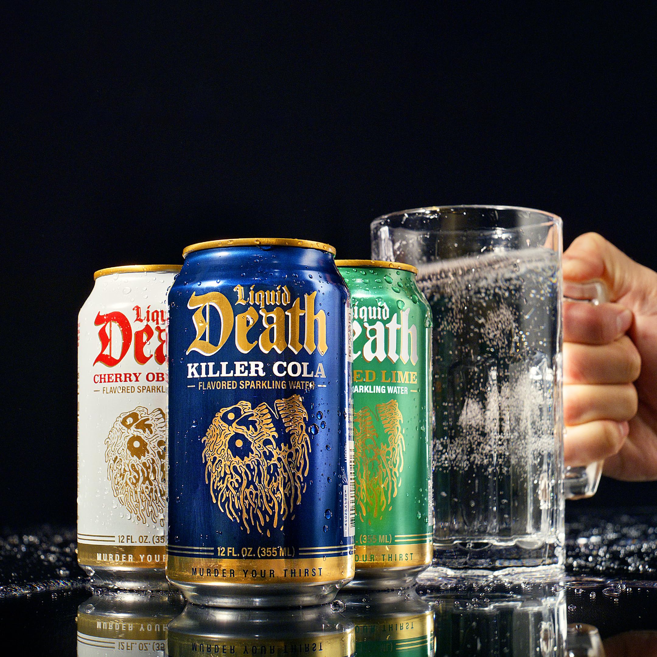 Liquid Death lata servida con hielo para sensación refrescante