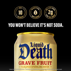 Liquid Death lata en mano demostrando tamaño portátil