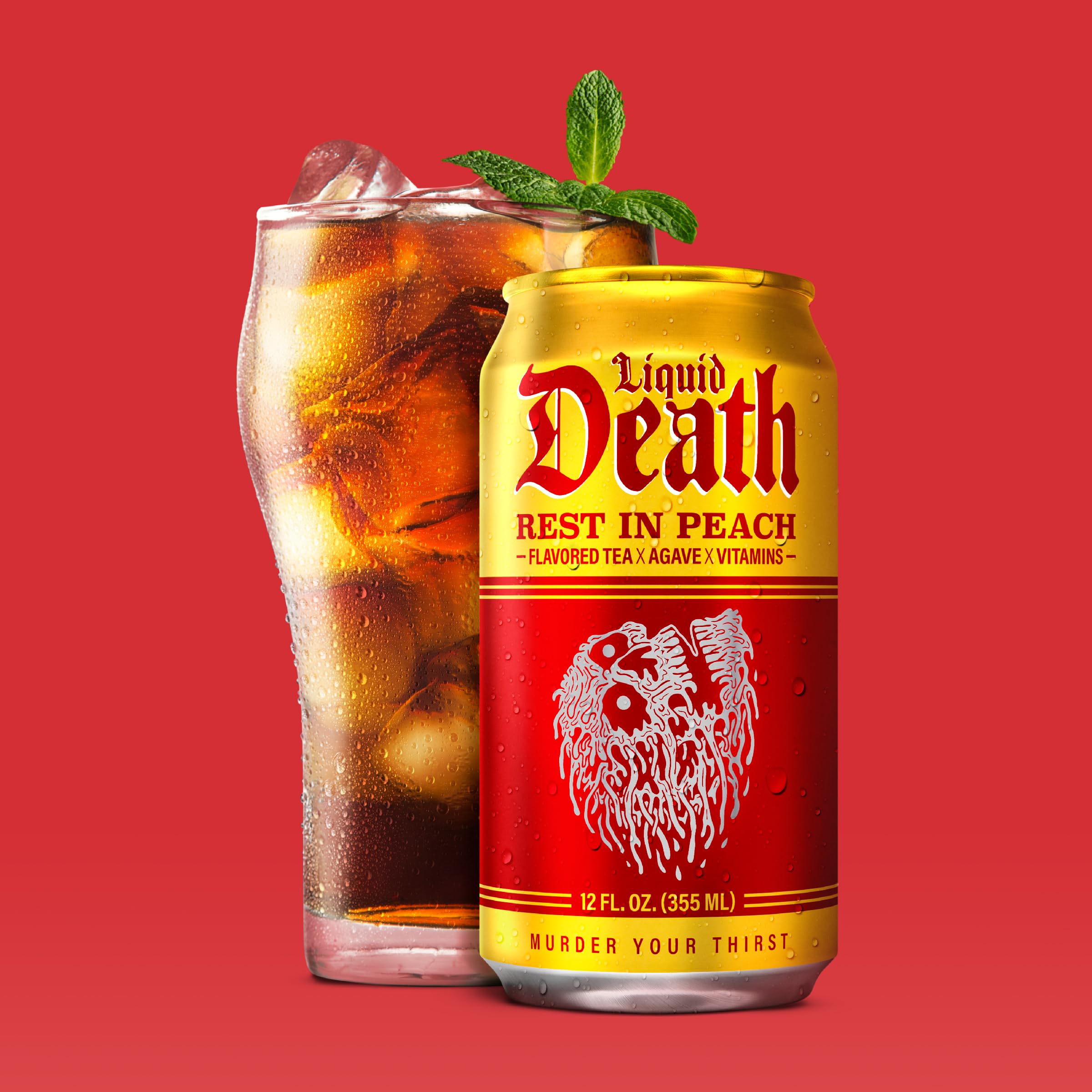 Liquid Death lata sostenida en mano para comparar tamaño y portabilidad