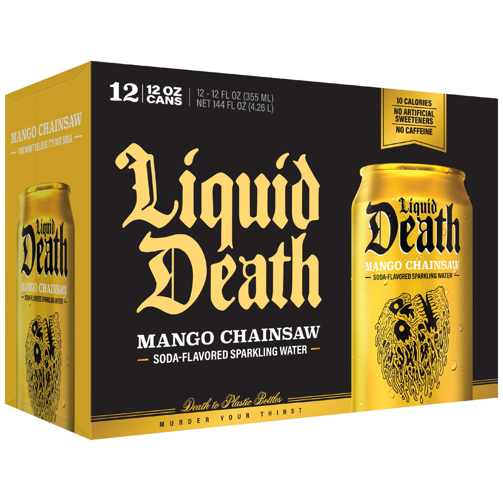 Liquid Death bebida servida en vaso con hielo mostrando presentación lista para beber