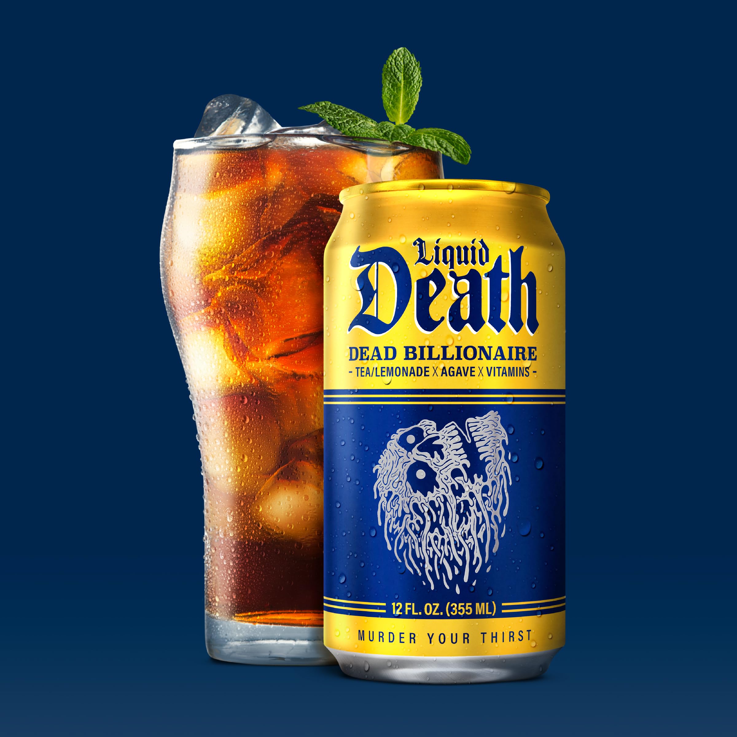 Liquid Death vertiendo en vaso resaltando color y sabor refrescante