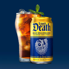 Liquid Death vertiendo en vaso resaltando color y sabor refrescante