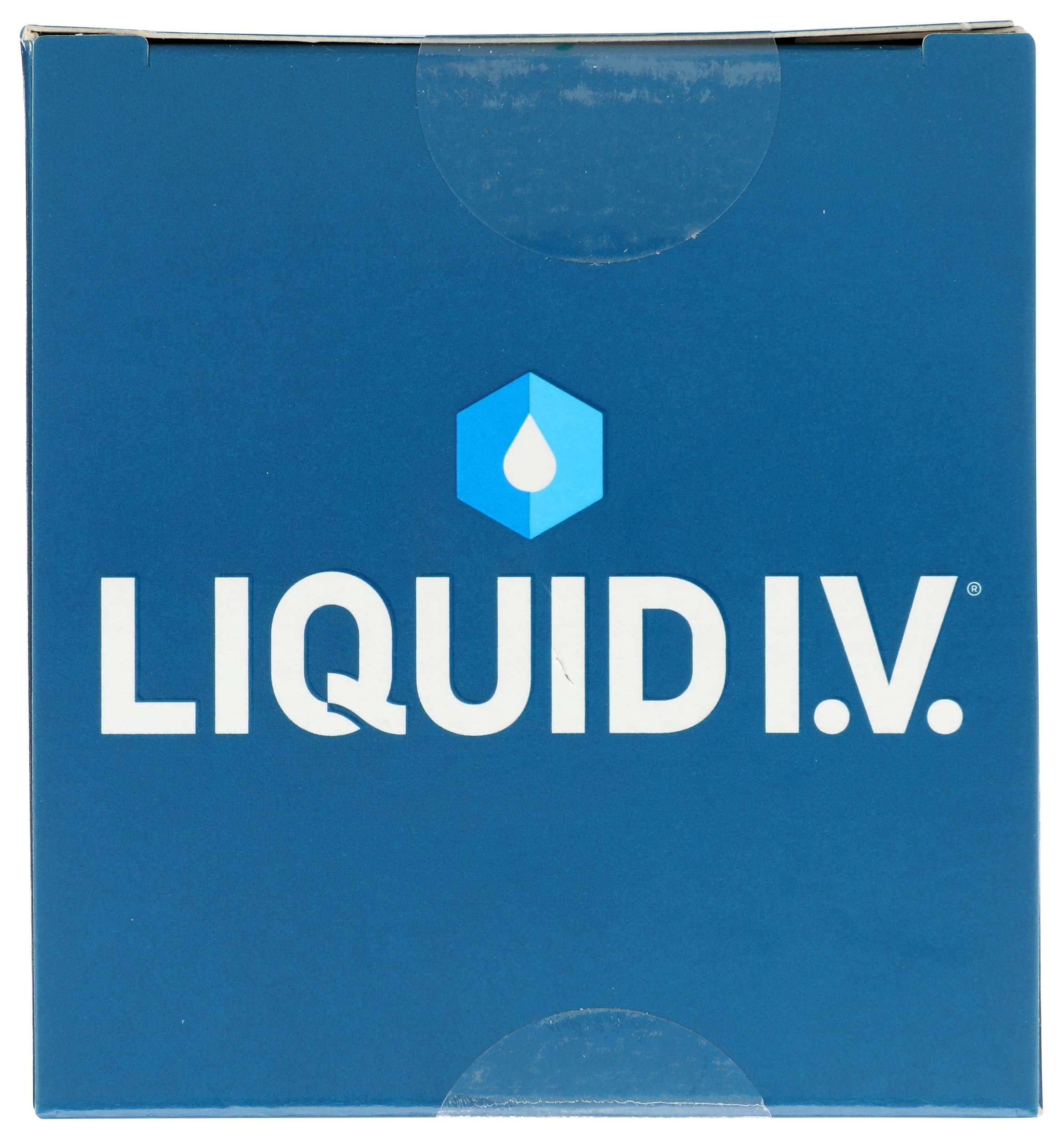 Liquid I.V. vaso con agua mezclada sabor sandía listo para beber