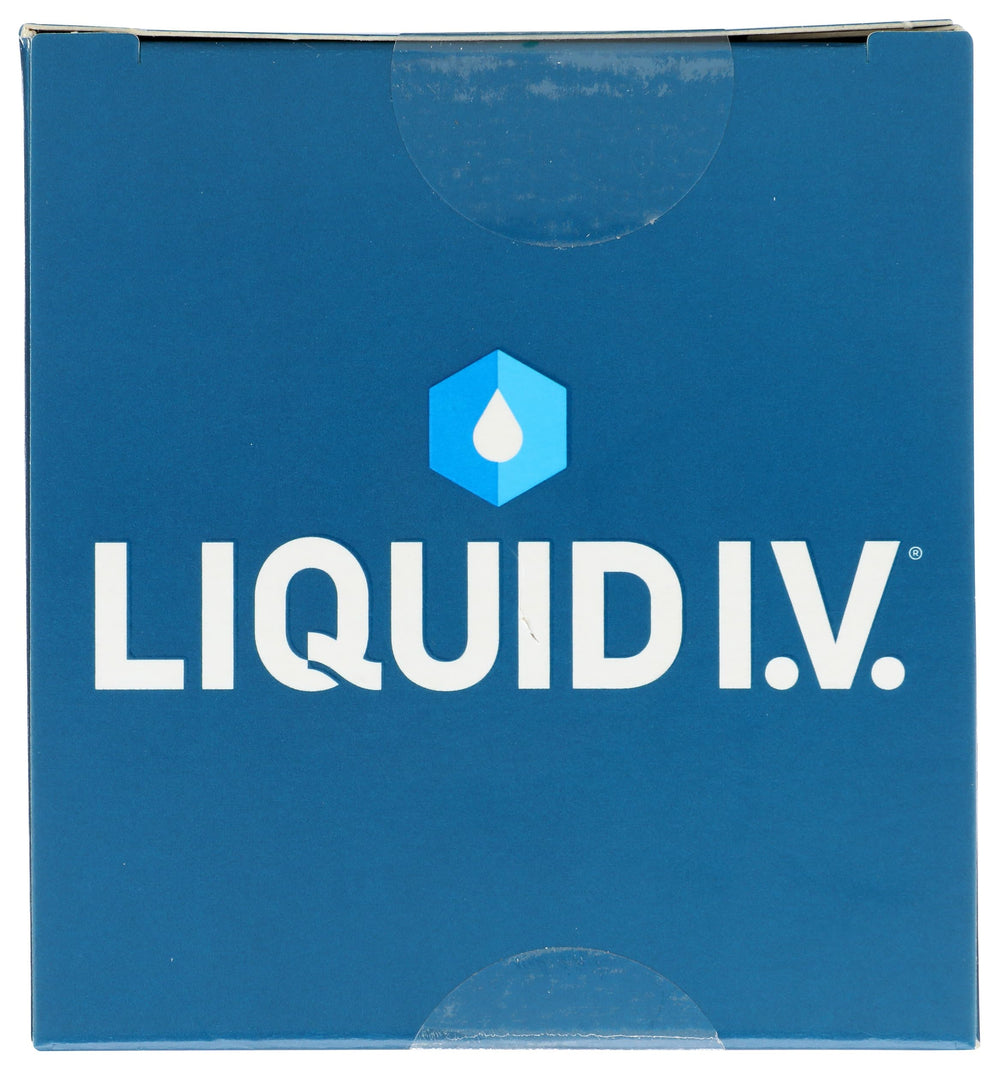 Liquid I.V. vaso con agua mezclada sabor sandía listo para beber