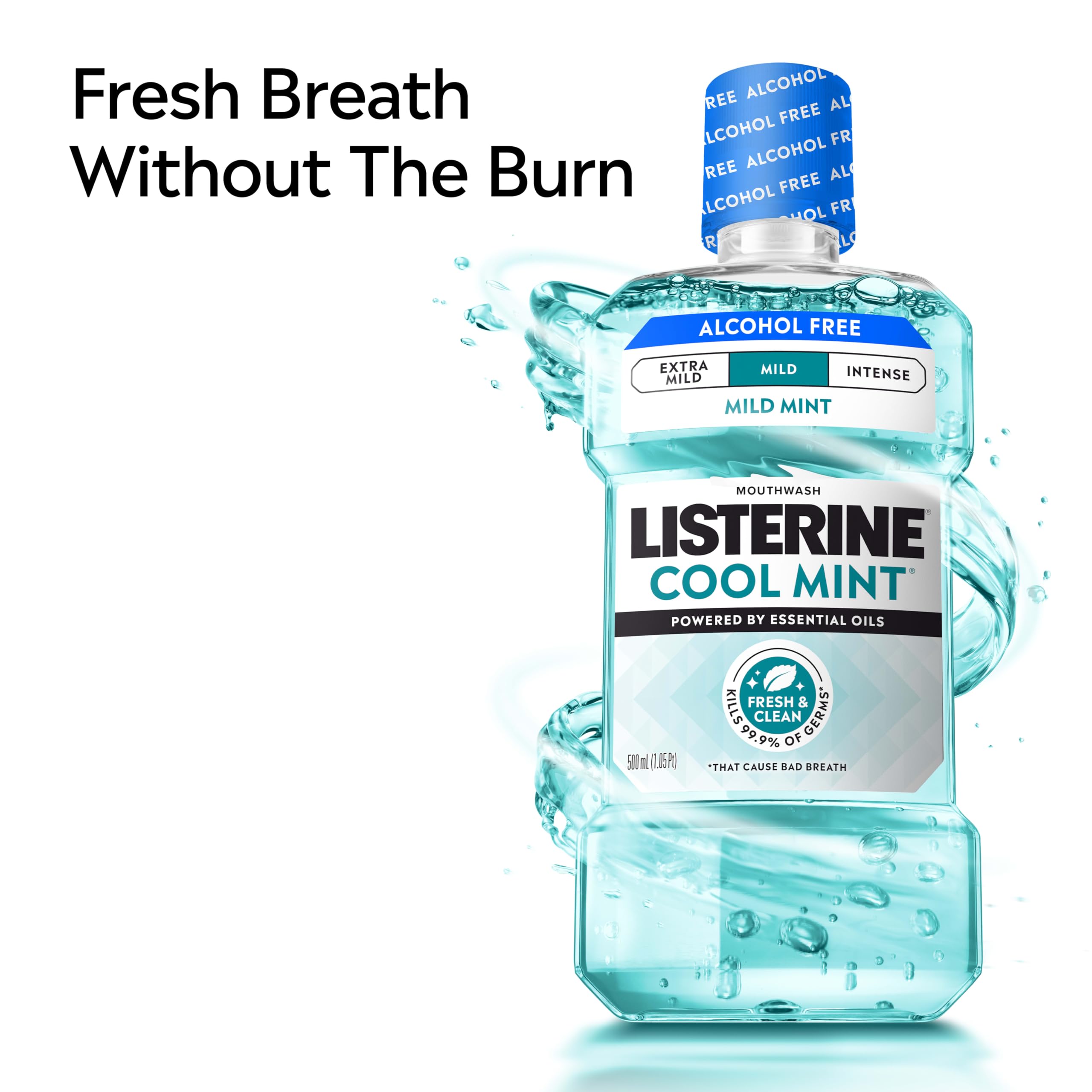 Persona usando vaso medidor con Listerine para enjuague efectivo