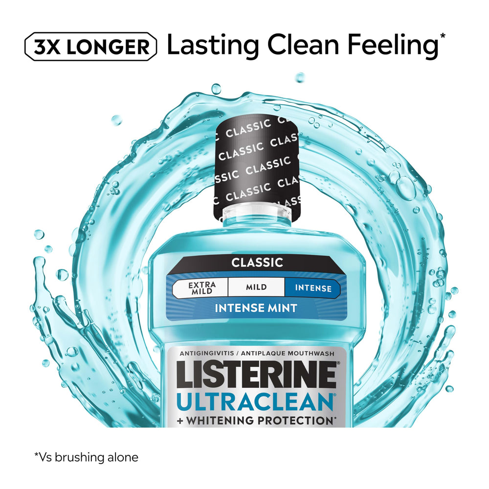 Persona enjuagándose con Listerine para aliento fresco y sensación dental