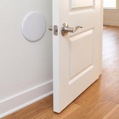 Litepak tope instalado detrás de pomo de puerta del baño evitando marcas