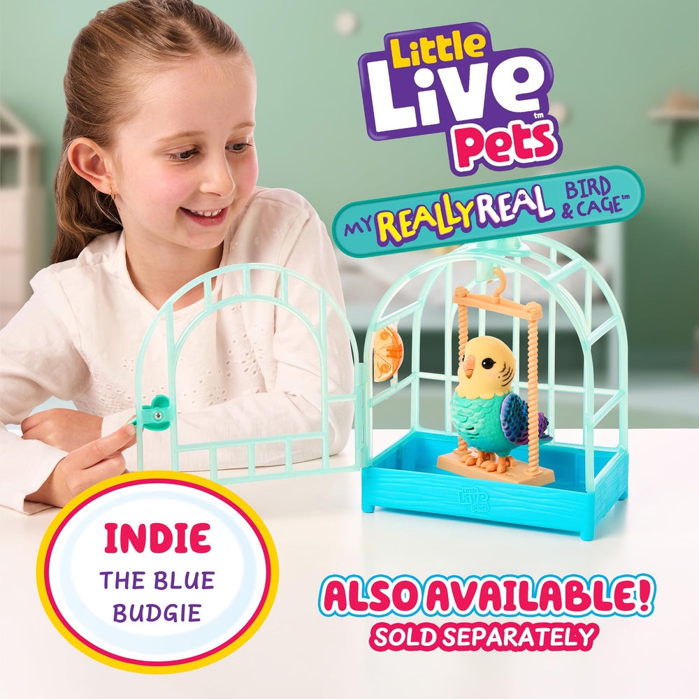 Little Live Pets Rosie comparada con una mano para visualizar tamaño