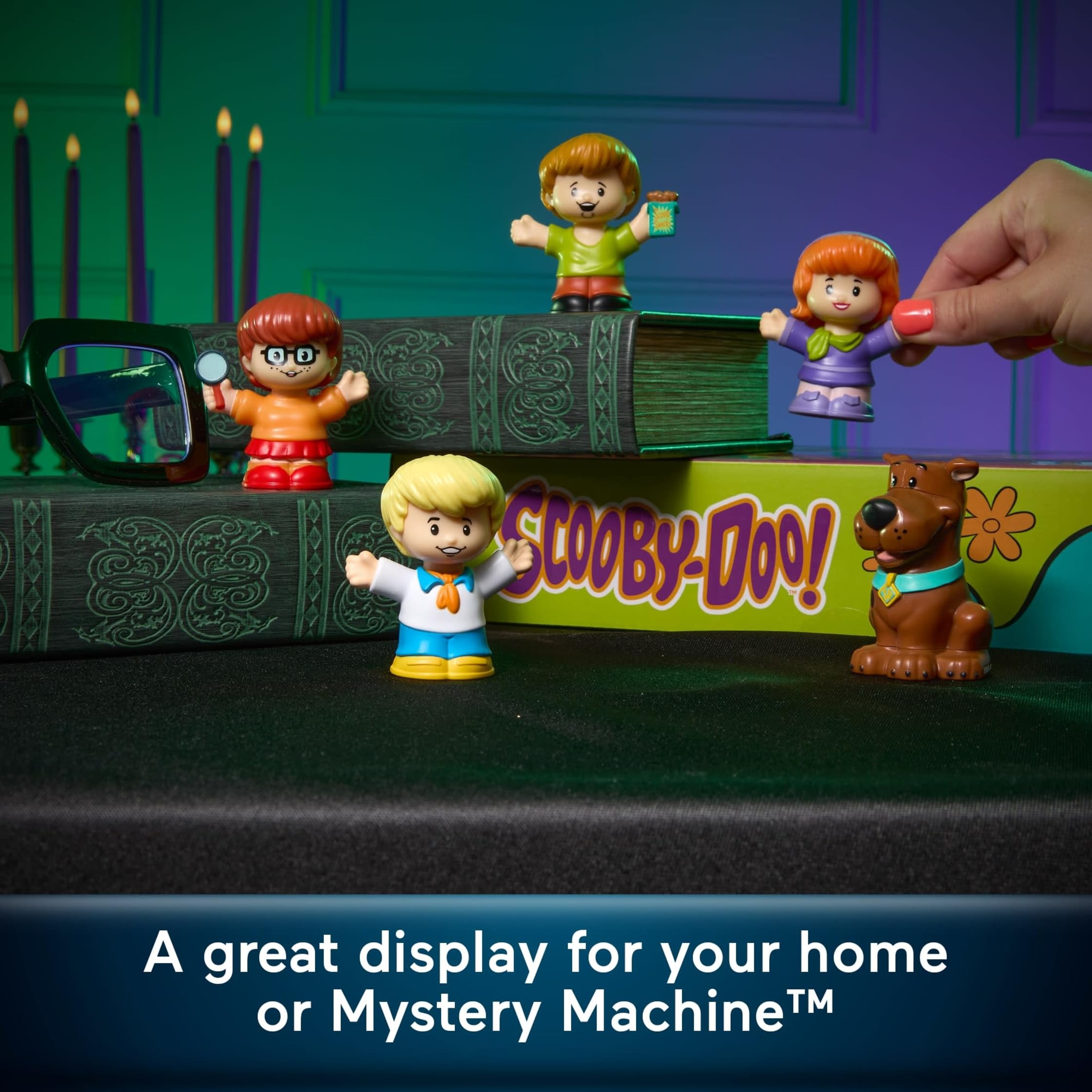 Las cinco figuras Little People COLLECTOR Scooby-Doo alineadas para ver el conjunto completo y uniformidad