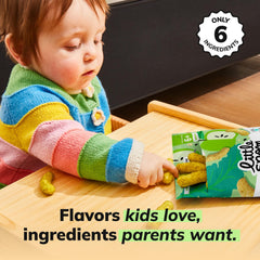 Little Spoon en mesa con babero ilustrando snack seguro para bebé