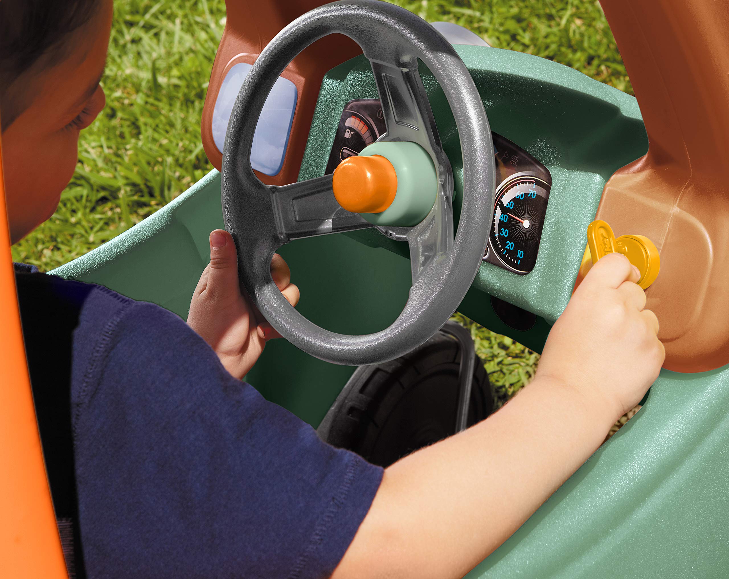 Little Tikes comparación de tamaño con una figura infantil para referencia