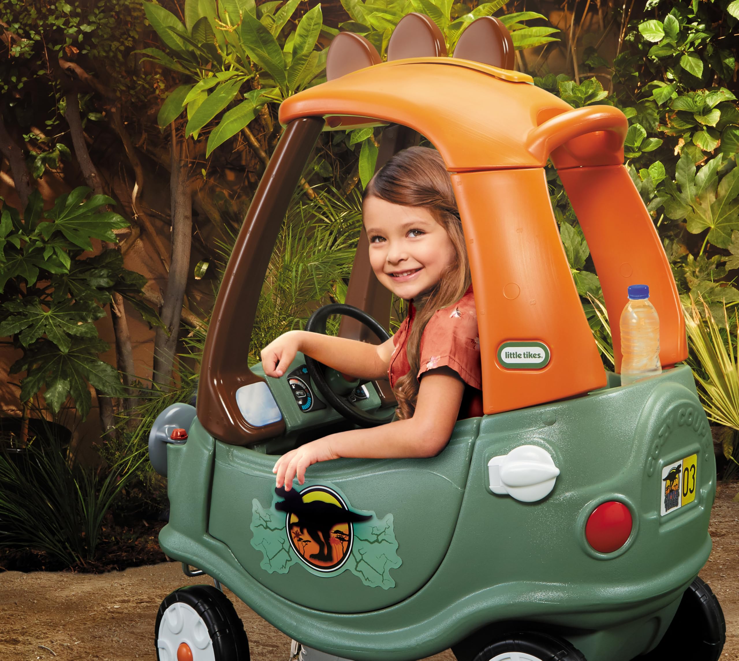 Little Tikes cochecito T‑Rex en patio mostrando uso interior y exterior