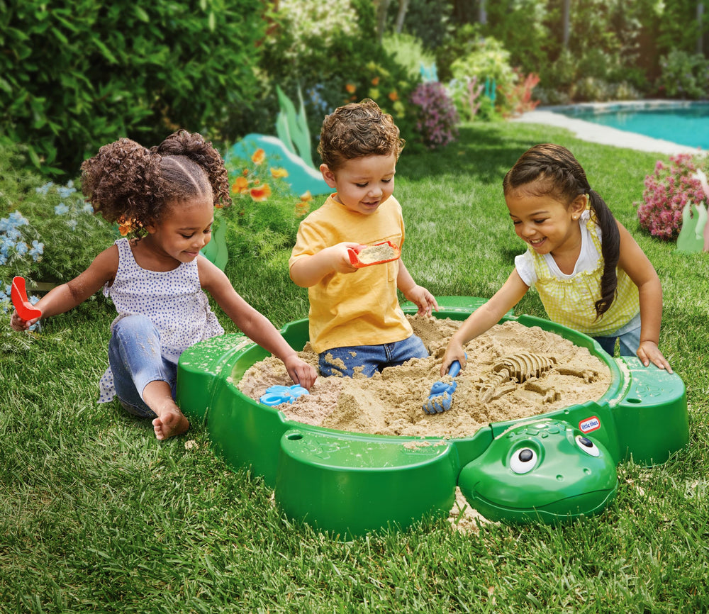 Little Tikes detalle del caparazón que sirve como tapa y mantiene la arena limpia