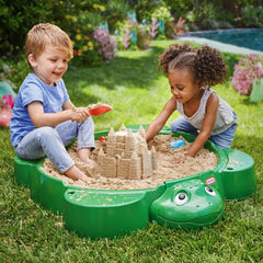 Little Tikes arenero con tapa abierta mostrando espacio amplio para arena y juguetes
