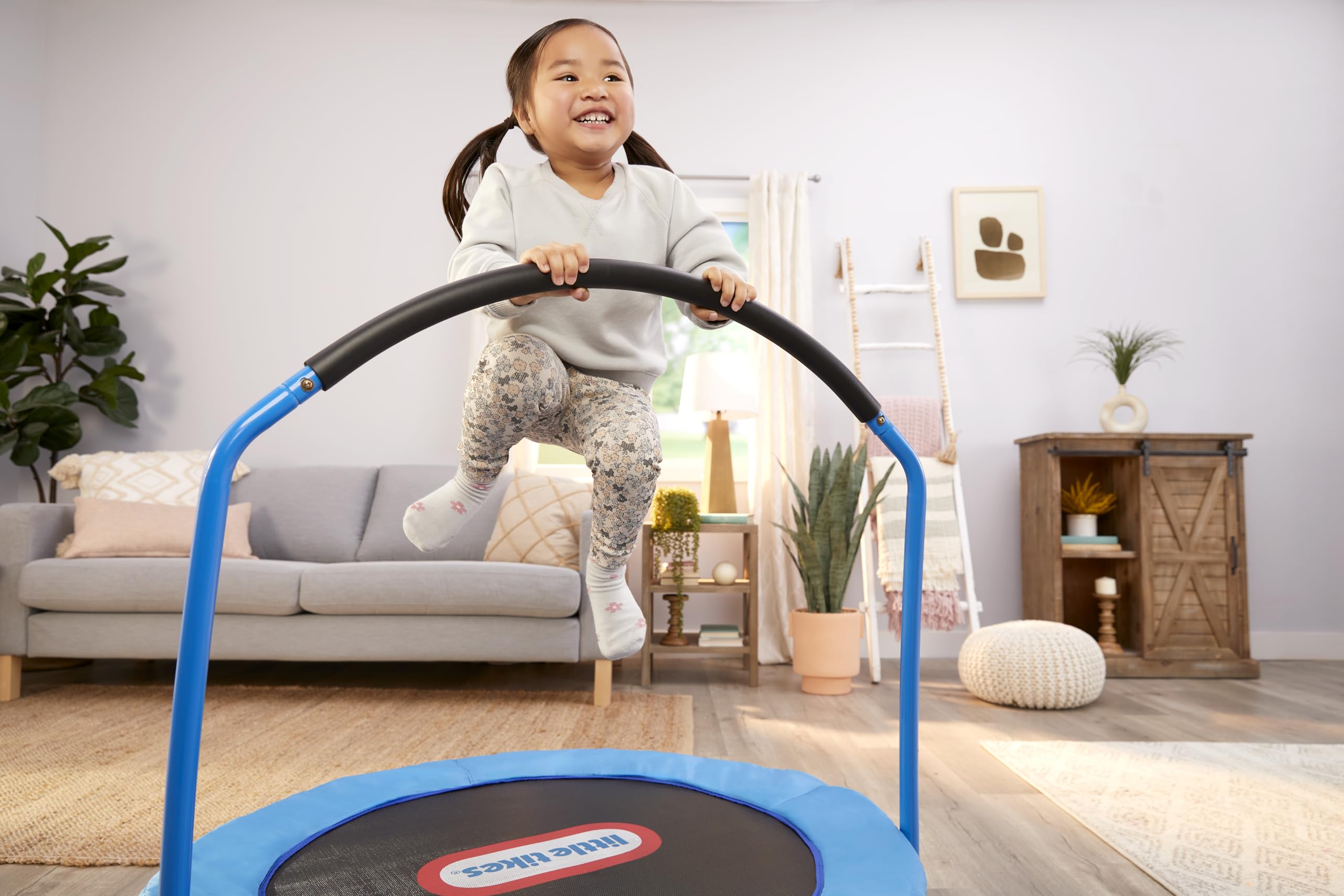 Niño usando Little Tikes trampolín interior para energía y coordinación