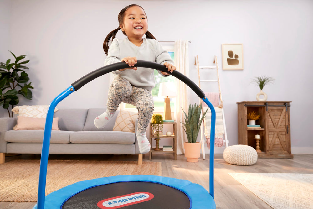 Niño usando Little Tikes trampolín interior para energía y coordinación